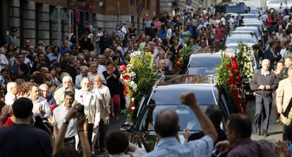 Marcha de coches encabezados por los restos mortales de Carrillo camino al cementerio.