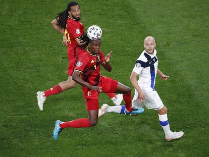 Los belgas Dedryck Boyata y Jason Denayer (de rojo), dos de los tres centrales de Bélgica, defienden una jugada en el partido del pasado lunes ante Finlandia en San Petersburgo (Rusia).