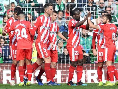 Els jugadors del Girona celebren un gol al camp del Betis.