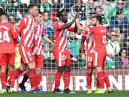 Els jugadors del Girona celebren un gol al camp del Betis.