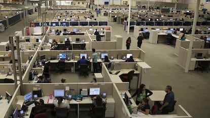 Empleados trabajan en un call center en Monterrey, Nuevo León (México), en una fotografía de archivo.