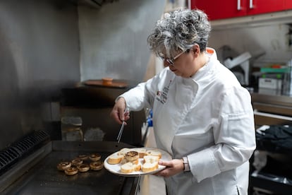 Mar Marcos prepara los champiñones, la especialidad del restaurante España, de Fermoselle.