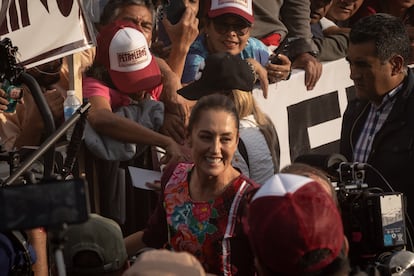 Claudia Sheinbaum saluda a algunas personas antes de subir al estrado a dar su discurso, este viernes.