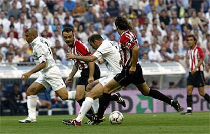 Zidane conduce el balón perseguido por Lacruz y Alkiza, con Ronaldo a la derecha.
