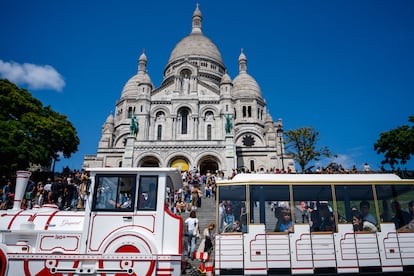Un trenecito turístico se detiene frente a la basílica del Sagrado Corazón, en Montmartre (París).