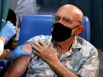 La epidemióloga Hilda Alemán administra una dosis de la vacuna de los laboratorios Pfizer/BioNTech contra la covid-19 a un hombre en el Hospital Ashford de San Juan (Puerto Rico).