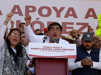 El gobernador de Puebla, Miguel Barbosa, tras la marcha en apoyo al movimiento Cuarta Transformación, el pasado 4 de diciembre.