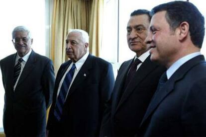 De izquierda a derecha, Mahmud Abbas, Ariel Sharon, Hosni Mubarak y el rey Abdalá II de Jordania, en la cumbre de Sharm el Sheij.