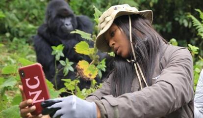 Naomi Campbell, con un gorila en Ruanda.