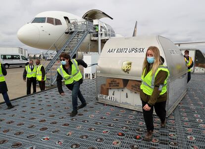 Empleados de UPS trasladan vacunas contra la COVID-19 en  Louisville (EEUU).  Michael Clevenger