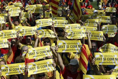 Cientos de personas sujetan carteles a favor de una consulta soberanista el 9 de noviembre.