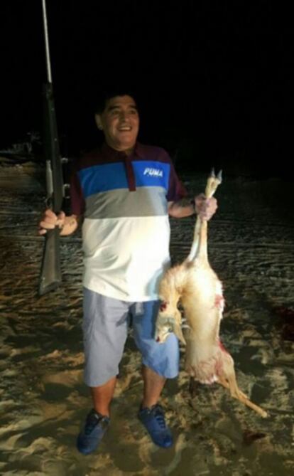 La foto de Maradona con una presa de caza que circula por Twitter.