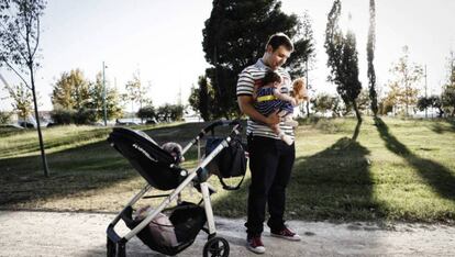 De momento predominan en los medios papeles de padres responsables en el cuidado de sus bebé.