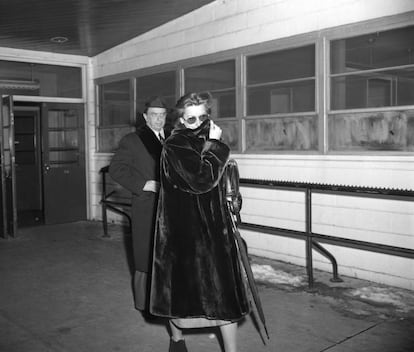 Depois de deixar o cinema com apenas 36 anos, Greta Garbo se mudou para os Estados Unidos. Na imagem ela é surpreendida por um fotógrafo, em 1955, e cobre o rosto com o casaco.