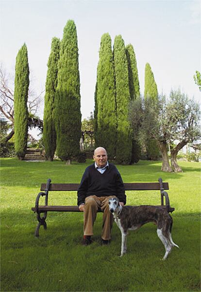 Hans Werner Henze, en el jardín de su villa italiana.