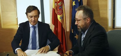 El portavoz del PP en el Congreso, Rafael Hernando,iz., y el de Ciudadanos, Juan Carlos Girauta,durante la firma del acuerdo de investidura que lleva por título "150 compromisos para mejorar España".
