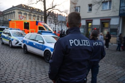 La policía evacua el mercado navideño de Potsdam (Alemania).