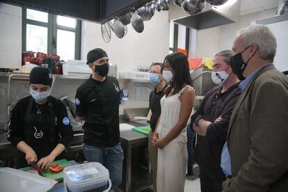 Begoña Villacís visita a los alumnos del proyecto hostelero 'La Quinta Cocina'.