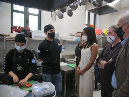 Begoña Villacís visita a los alumnos del proyecto hostelero 'La Quinta Cocina'.