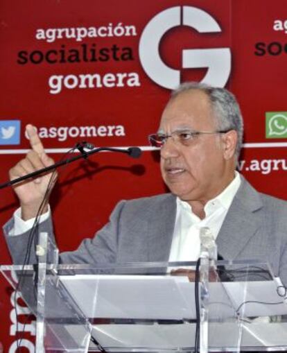 Casimiro Curbelo presenta su formación.