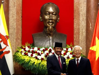 El sultán de Brunéi, Hassanal Bolkiah (izquierda), junto al presidente de Vietnam, Nguyen Phu Trong, en Hanói.