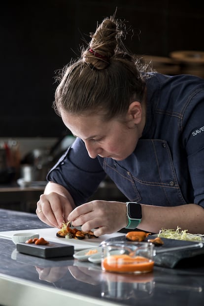 Iria Espinosa elabora una receta con mejillones, erizos, bígaros, pimientos de Herbón y crema de pimiento, en una imagen proporcionada por el Consello do Mexillón de Galicia. 