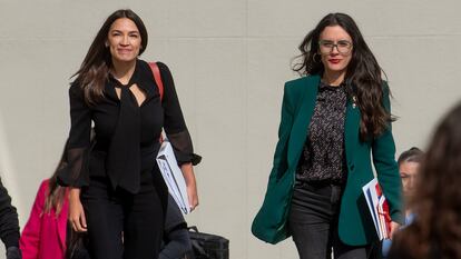 Alexandria Ocasio-Cortez y Camila Vallejo, junto a la delegación del Partido Demócrata de Estados Unidos, en Chile.