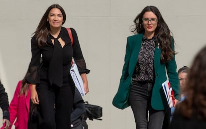 Alexandria Ocasio-Cortez y Camila Vallejo, junto a la delegación del Partido Demócrata de Estados Unidos, en Chile.