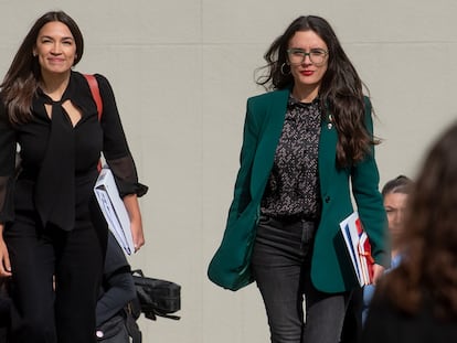 Alexandria Ocasio-Cortez y Camila Vallejo, junto a la delegación del Partido Demócrata de Estados Unidos, en Chile.