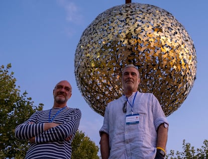 Nicolás Cahen, presidente de Astróbriga., a la izquierda, y Javier Rodríguez-Pacheco, catedrático de Astronomía y Astrofísica de la Universidad de Alcalá, ante la réplica del Sol. 