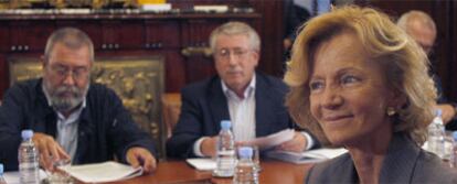 La vicepresidenta Elena Salgado y al fondo, Cándido Méndez (izquierda) e Ignacio Fernández Toxo, en la reunión de ayer.