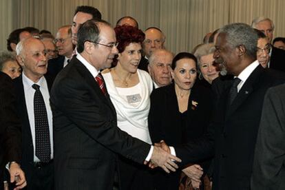 El ministro de Exteriores de Israel, Silvan Shalom, saluda a Kofi Annan ayer en Nueva York.