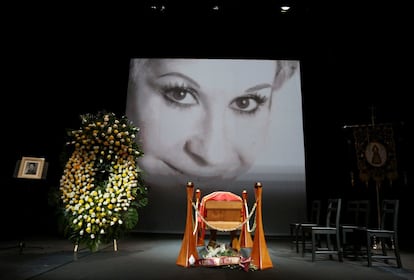 El ataúd con los restos mortales de la actriz ha estado situado en medio del escenario cubierto con una bandera de España y otra de la Comunidad de Madrid. Detrás, en una pantalla a su espalda se proyectaban fotografías y fotogramas de sus películas y series.