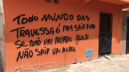 No ano passado, as facções que atuam no Estado se dividiram em dois lados e entraram em guerra pela disputa pelo tráfico de drogas. De um, GDE e PCC. De outro, CV e FDN. A consequência, além das elevações dos homicídios, foi o terror entre os moradores. A foto mostra recados que foram pichados em muros da comunidade do Barroso, exigindo a saída dos moradores de suas casas pelo tráfico.