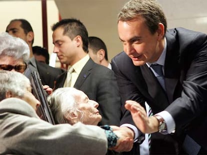 José Luis Rodríguez Zapatero, durante la visita a una residencia de ancianos en Sevilla.