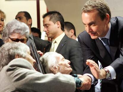 José Luis Rodríguez Zapatero, durante la visita a una residencia de ancianos en Sevilla.