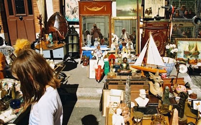 Puesto del mercadillo de la Rue de la Concorde, el 'vide-grenier' más antiguo de Toulouse (Francia).