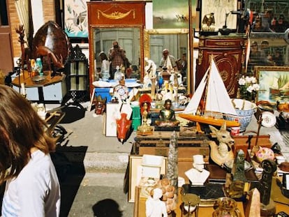 Puesto del mercadillo de la Rue de la Concorde, el 'vide-grenier' más antiguo de Toulouse (Francia).