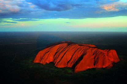 Apenas 350 metros separan Uluru de suelo. Esta imponente roca rojiza, sagrada para los aborígenes australianos y rebautizada como Ayers Rock se encuentra en el centro de la isla en el parque nacional de Uluru-Kata Tjuta. Una de las cosas más llamativas de Ayers Rock es que su mayor superficie se encuentra bajo tierra: unos 2,5 kilómetros de roca están enterrados. Las pinturas rupestres encontrados en la roca prueban que Uluru ha ocupado desde siempre un lugar especial entre las leyendas y mitologías de los aborígenes, que aborrecen su escalada. En sus casi 10 km de perímetro, destacan las tonalidades rojizas de la piedra.