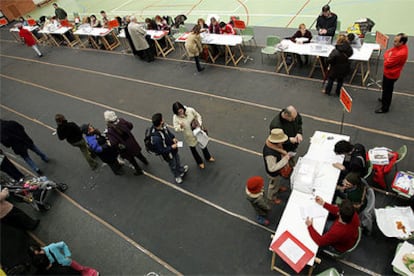 Un grupo de votantes en un colegio electoral en un centro cívico de Vitoria.

Un hombre vota por la mañana en un colegio de Sestao.