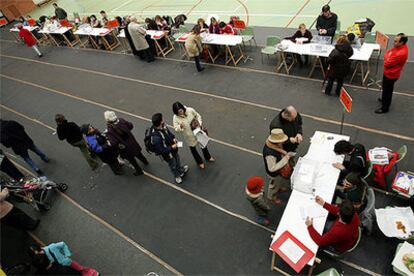 Un grupo de votantes en un colegio electoral en un centro cívico de Vitoria.
Un hombre vota por la mañana en un colegio de Sestao.
