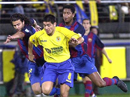 Márquez y Kluivert persiguen a Román Riquelme durante un momento del encuentro.