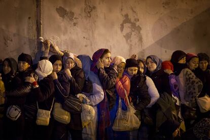 Un grupo de mujeres hacen cola de madrugada para entrar a Ceuta a comprar las mercancías que luego introducirán en pesados fardos Marruecos. Unas 9.000 personas viven del contrabando. 14 de diciembre de 2016.