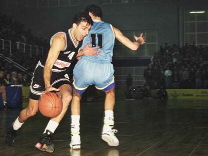 Djordjevic supera la defensa de Alberto Herreros, en el Partiz&aacute;n-Estudiantes de la Euroliga de 1992 disputado en el Fernando Mart&iacute;n de Fuenlabrada