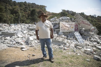 José Luis Fernández, vocero de la comunidad indígena otomí de Xochicuautla, muestra los restos de la construcción demolida un día antes.