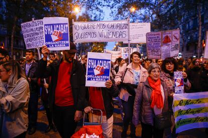 Miles de personas se manifiestan en Barcelona el 23 de noviembre de 2024 para exigir la baja de los alquileres.