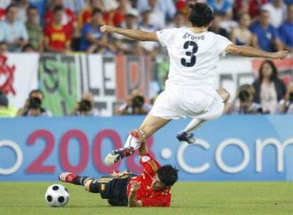 Villa disputa un balón con Grosso en la pasada Eurocopa