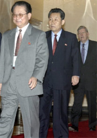 Los delegados de Corea del Norte, Kim Yong Il, de Corea del Sur, Choe Jin Su, y de EE UU, James Kelly, abandonan la sede la cumbre.