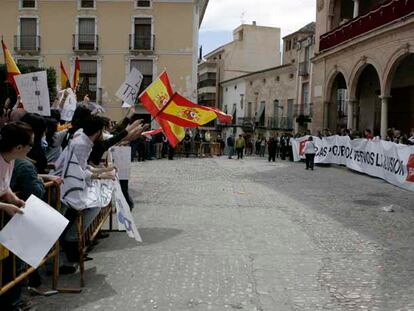 Manifestantes populares contrarios a Zapatero (izquierda) frente a los socialistas, ayer ante la puerta del Ayuntamiento de Lorca.