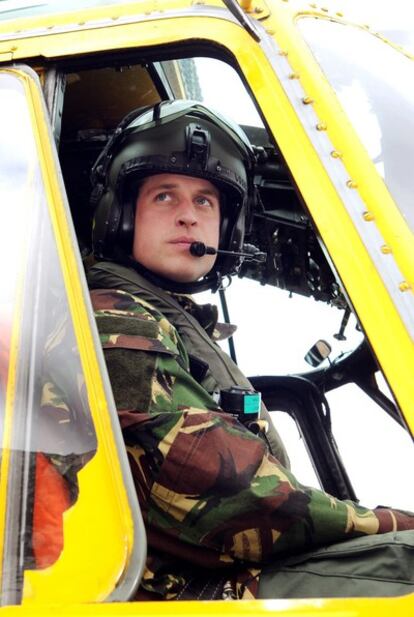 El príncipe Guillermo durante unas maniobras con con la Real Fuerza Aérea (RAF) británica en Gales.